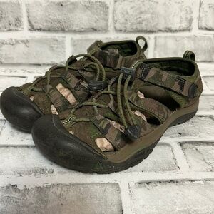 KEEN Newport H2 Closed Toe Sandals, Size 5, Camouflage, Perfect for Water